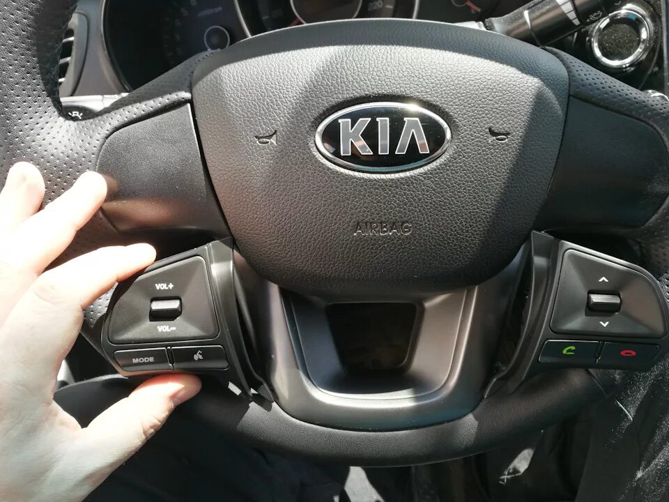 Kia Rio 3 руль кнопки. Кнопки на руль кия Рио 3. Переключатели на руле Киа Рио 3. Кнопки Kia Rio 2012. Кнопки на руль киа рио 3