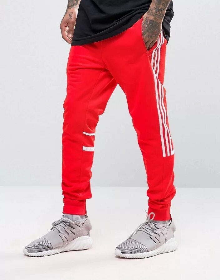 Красные джоггеры adidas Originals. Adidas джоггеры мужские красные. Adidas Jogger штаны. Красные спортивные джоггеры адидас.