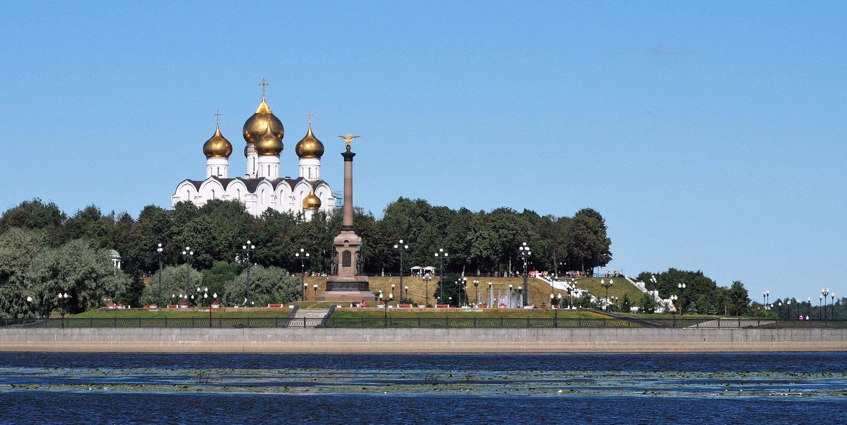 Город ярославль располагается. Ярославль храм на стрелке.