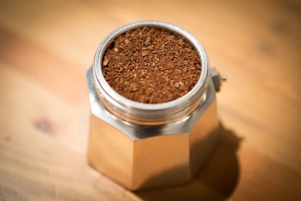 Какой кофе горчит. Помол для гейзерной кофеварки chestnut c2. кофе молотый мока-помол. кофе молотый для гейзерной кофеварки. помол для кофемашины.