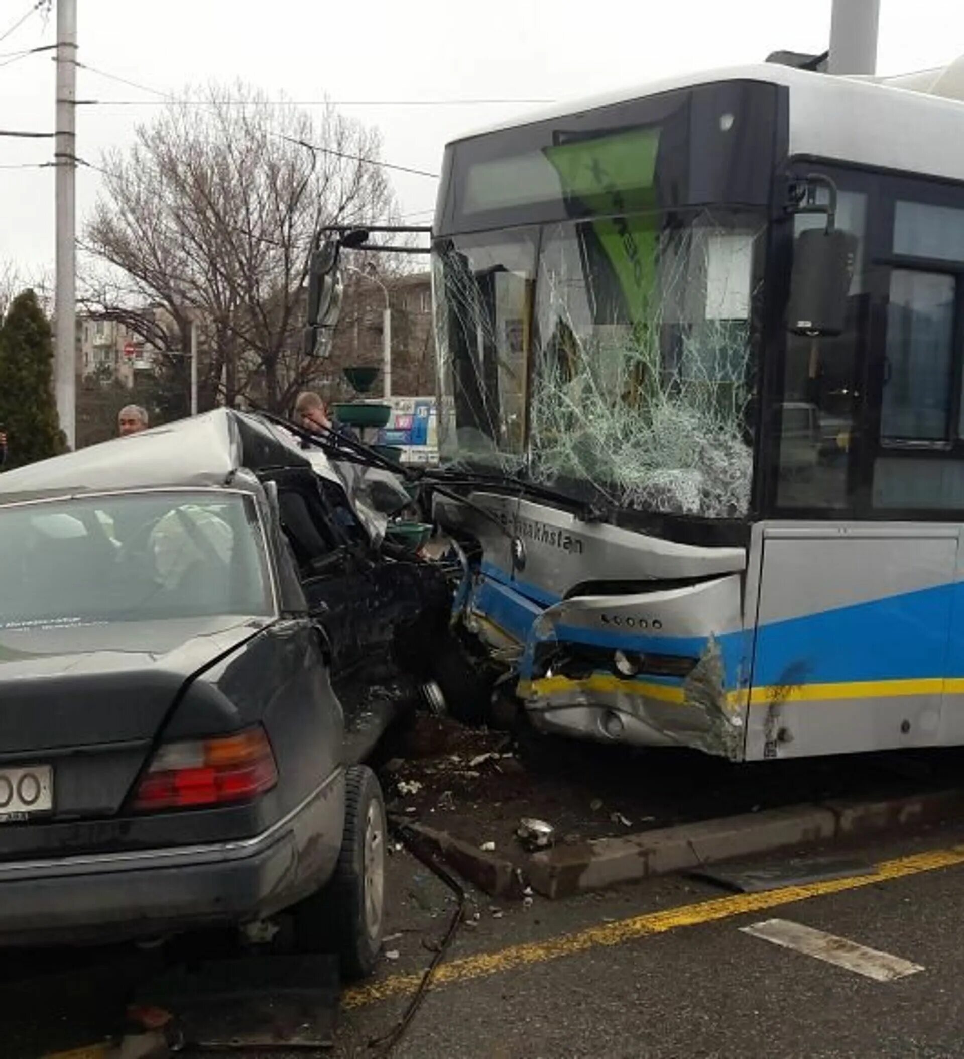 Какие автобусы столкнулись. Какие автобусы столкнулись. Мосгортранс троллейбус. Сартов столкнулись 2 машины моковская. Какие автобусы столкнулись.