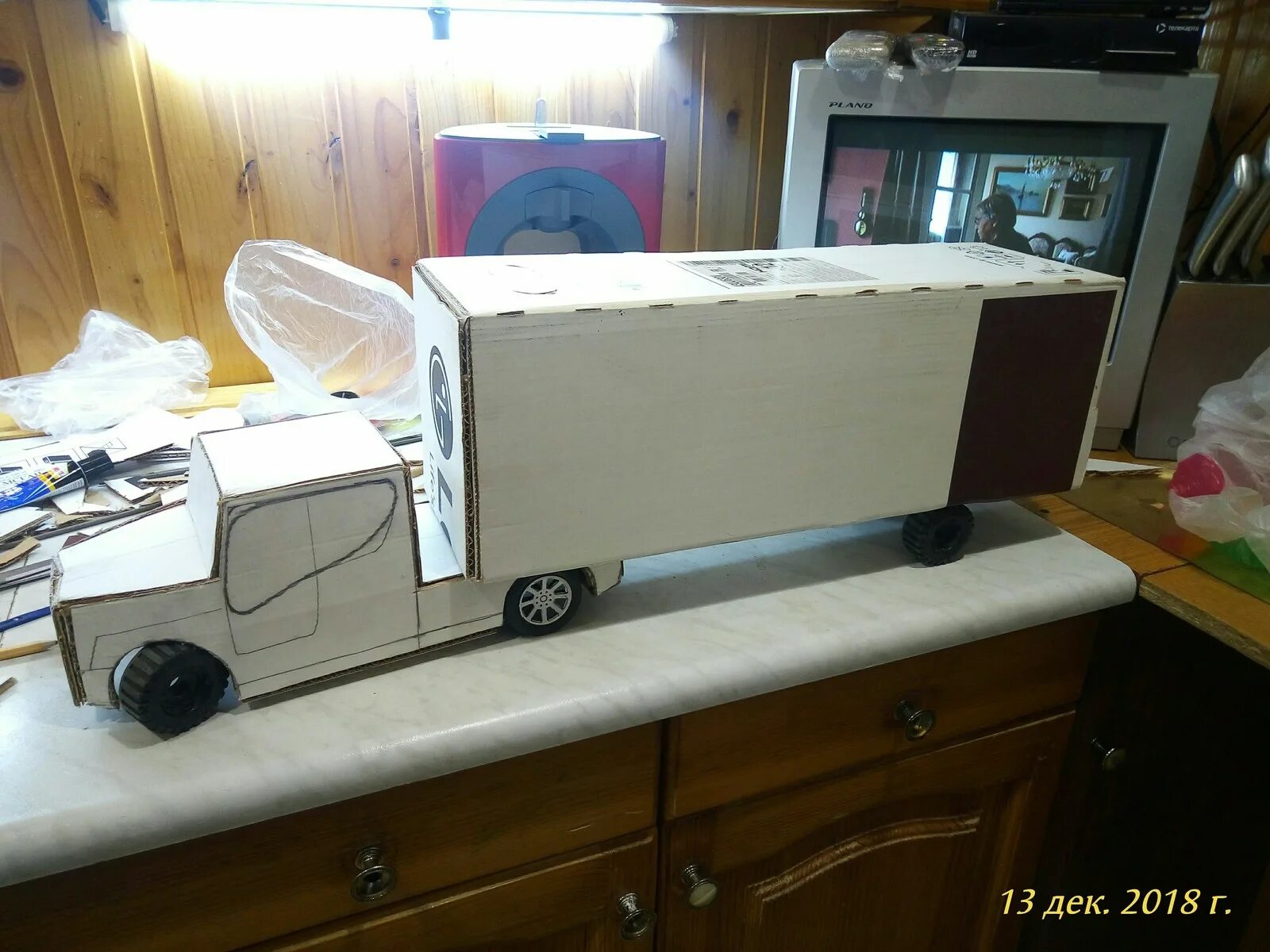 Сделать фуру из картона. Сделать фуру из картона. Модель грузовика из картона. Сделать фуру из картона. Картонный грузовик.