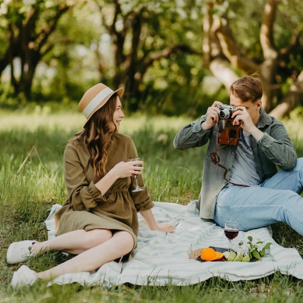 Лав стори пикник на природе летом. Love story пикник. Фотосессия на природе. Фотосессия намприродн.