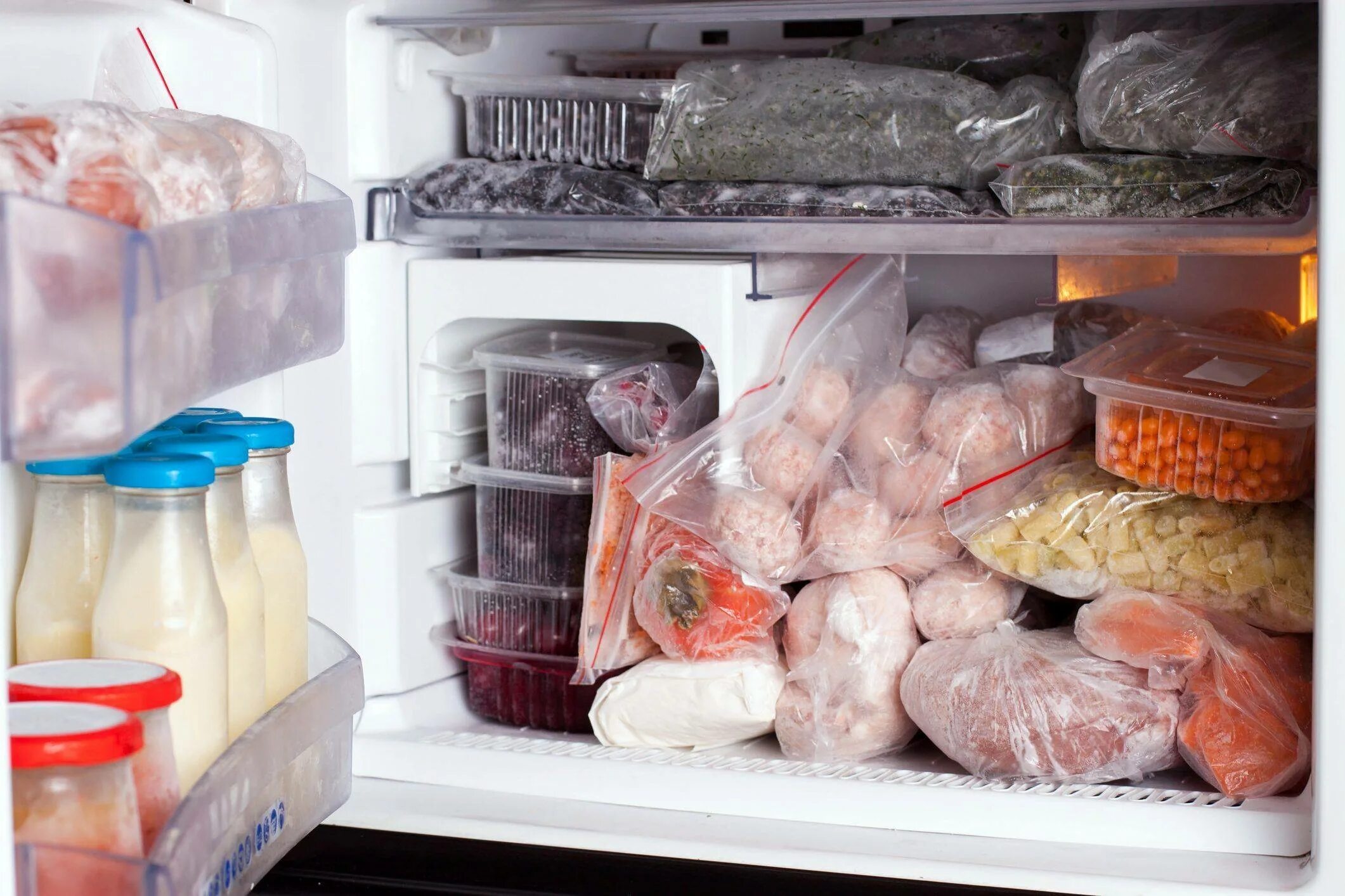 Замороженные продукты купить. Хранение продуктов. Хранение в морозилке. Заморозка продуктов в морозильной. Хранение в холодильнике.