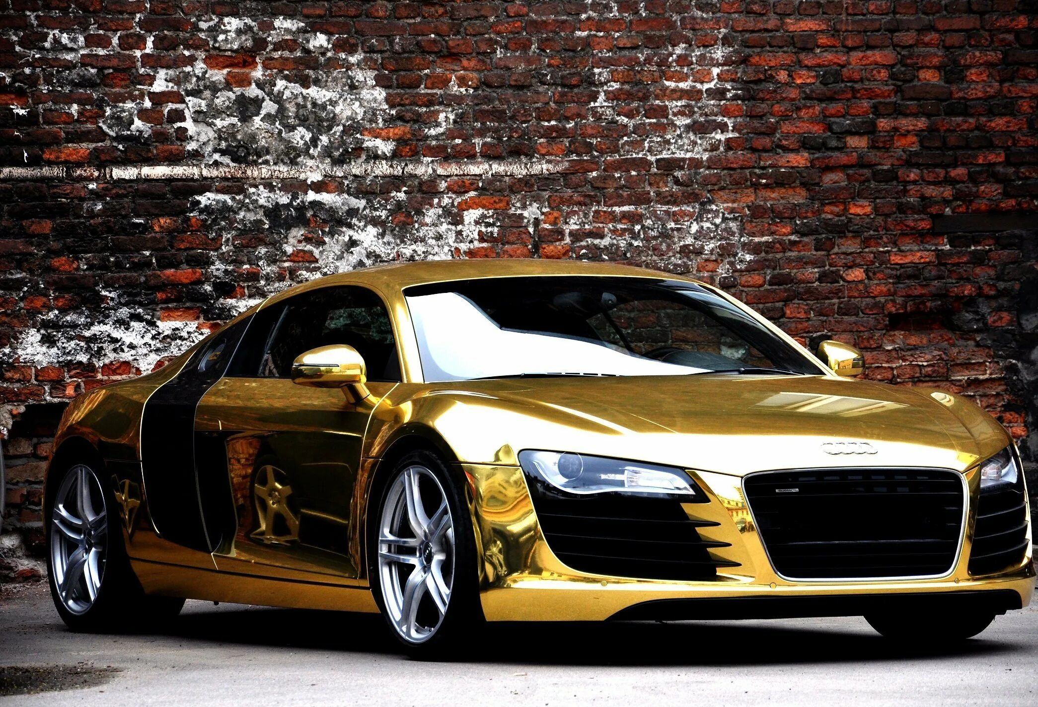 Золотистый авто. Ауди р8 Золотая. Audi r8 Gold. Ауди r8 черно Золотая. Золотая Ауди а8.