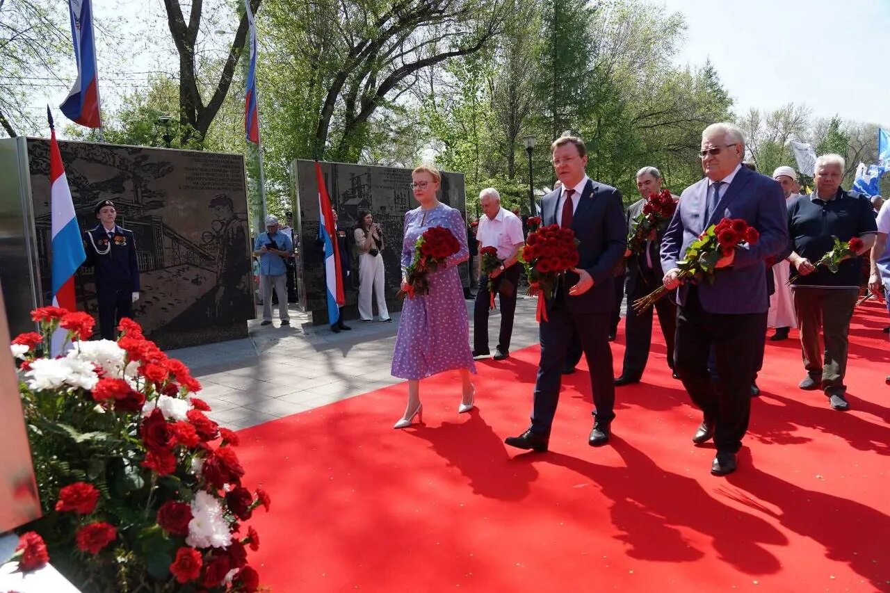 Церемония возложения цветов. Возложение цветов к мемориалу. Возложение цветов к мемориальной доске. С праздником Победы. Самара 1 мая