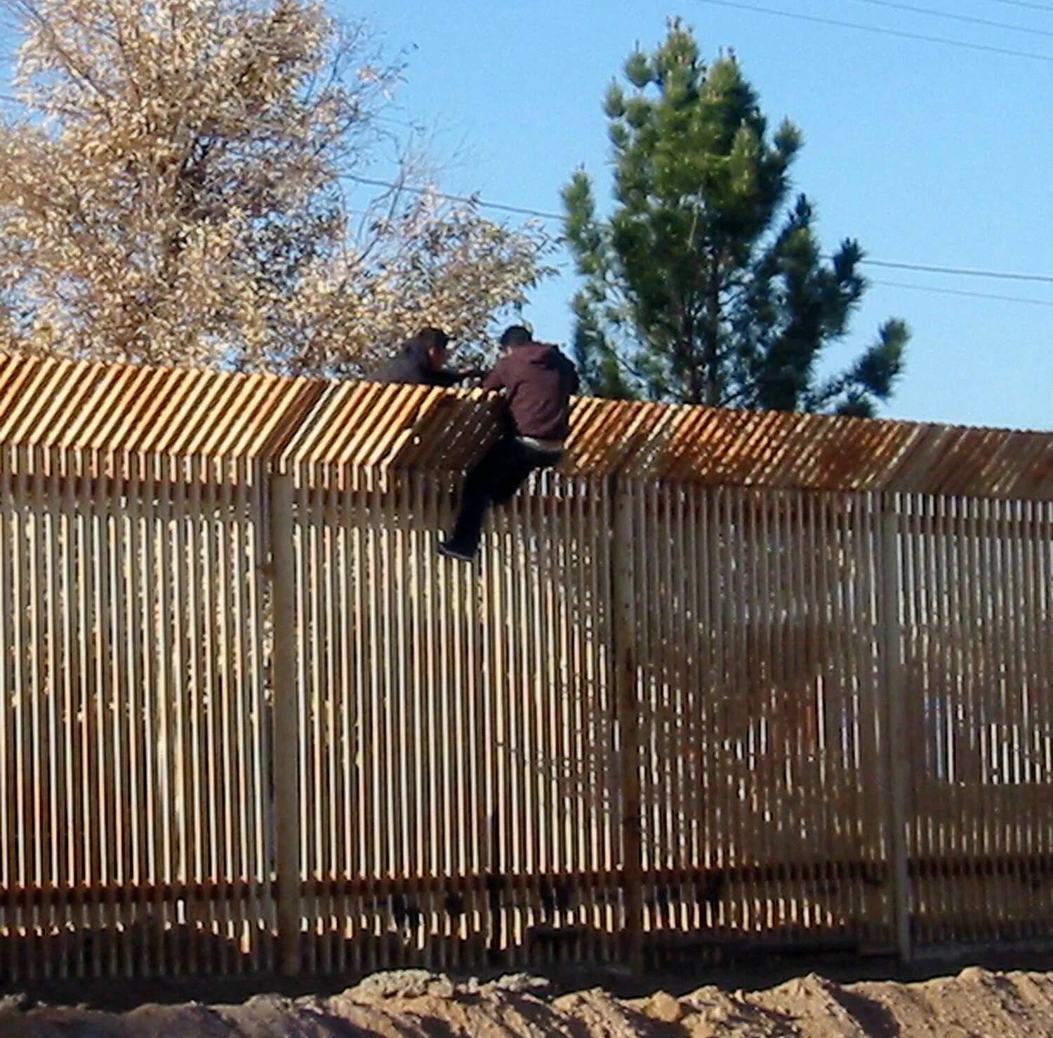 перелезть металлический забор. перелезть забор паркур. надстройка забора. как можно перебраться через забор. паркур через забор.