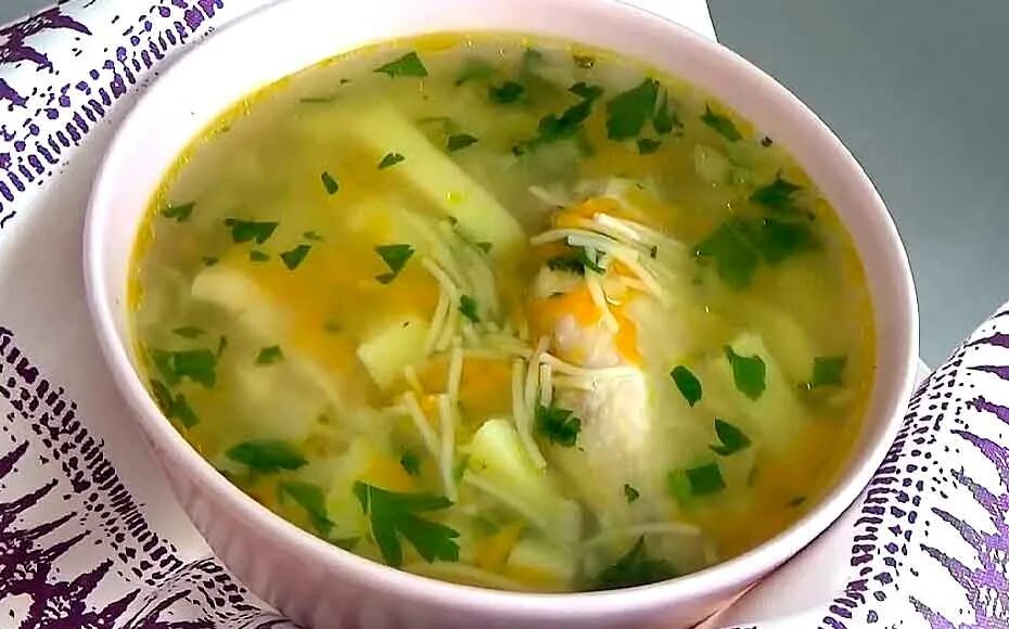 Куриный суп с вермишелью. Суп вермишелевый с курицей и картошкой. Суп куриный с вермишелью и картофелем. Суп картофельный с вермишелью. Куриный вермишелевый суп с картошкой.