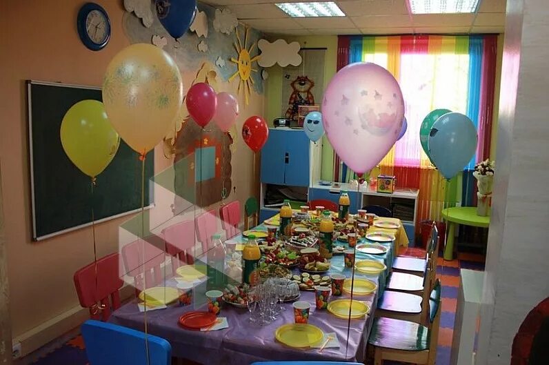 Сценарий дня рождения ребенку дома. Детский день рождения. Детский день рождения дома. День рождения в игровой комнате. Детские стол на день рождения в игровую комнату.