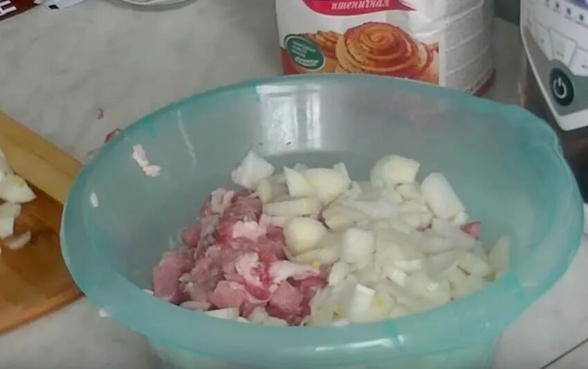 Что добавить в фарш для мант. Манты с рубленным мясом свинины. фарш для мантов из свинины. фарш для мантов из свинины сочный. фарш для мантов из свинины с картошкой.