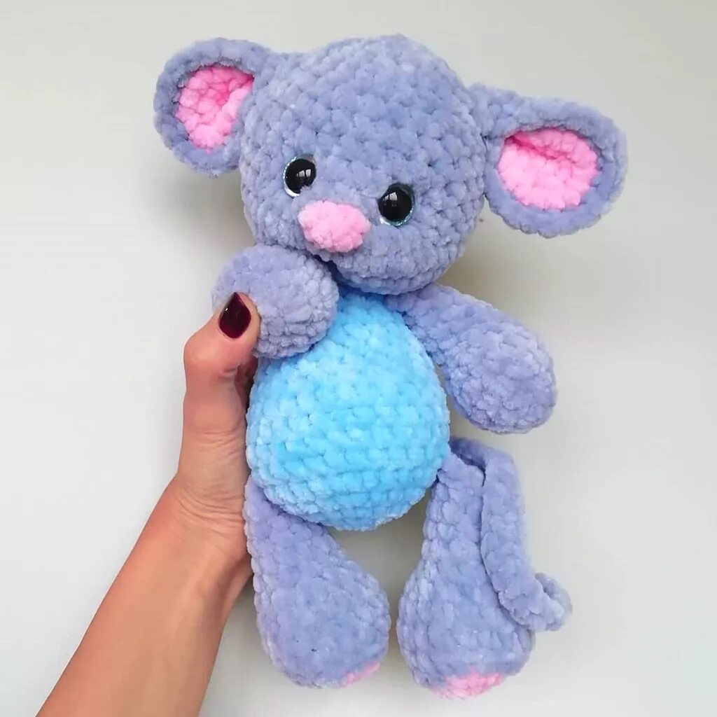 мышка из плюшевой пряжи крючком. мышка из плюшевой пряжи крючком. вязаная мышка крючком плюшевая. мышка крючком из плюшевой пряжи. мышь из плюшевой пряжи.