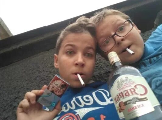 Подростки пьют курят. Дети бухают и курят. Дети курят в школе. Школьники бухают. Курящий подросток.