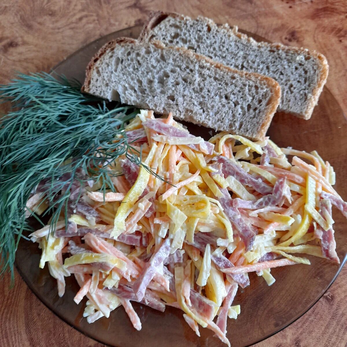 Салат быстро и вкусно на скорую. Салат быстрый и вкусный. салат быстрого приготовления. салат быстрый и вкусный быстрого приготовления. салат студенческий с лапшой.