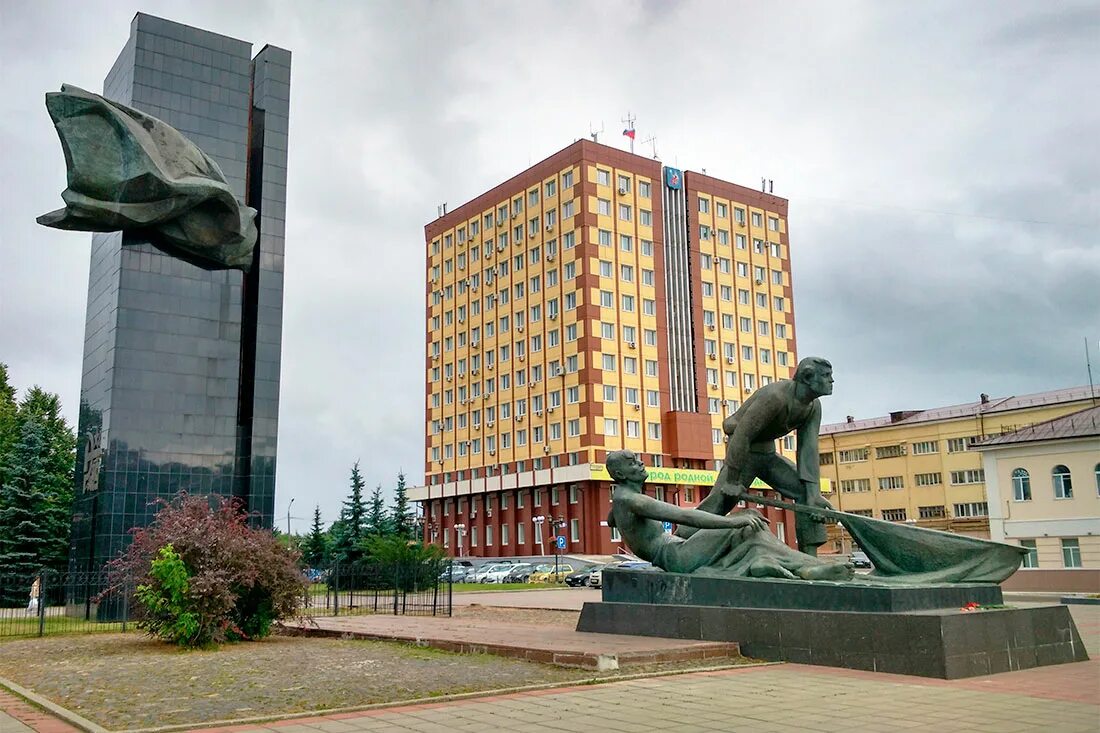 Какие достопримечательности есть в иваново. Площадь революции иваново. памятник на площади революции иваново. монумент борцам революции иваново. сквер на площади революции иваново.