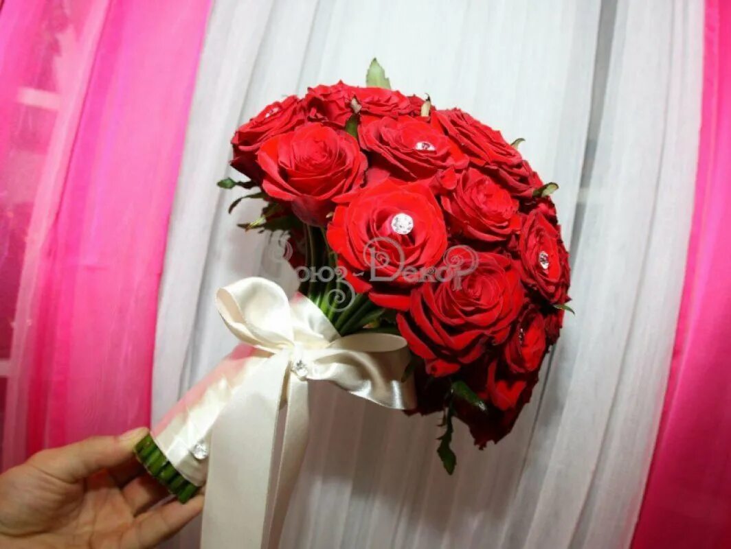 Букет невесты из красных роз. Букет невесты с красными розами. Свадебный букет с алыми розами. Букет невесты "красный". Сколько метров ленты нужно для букета роз