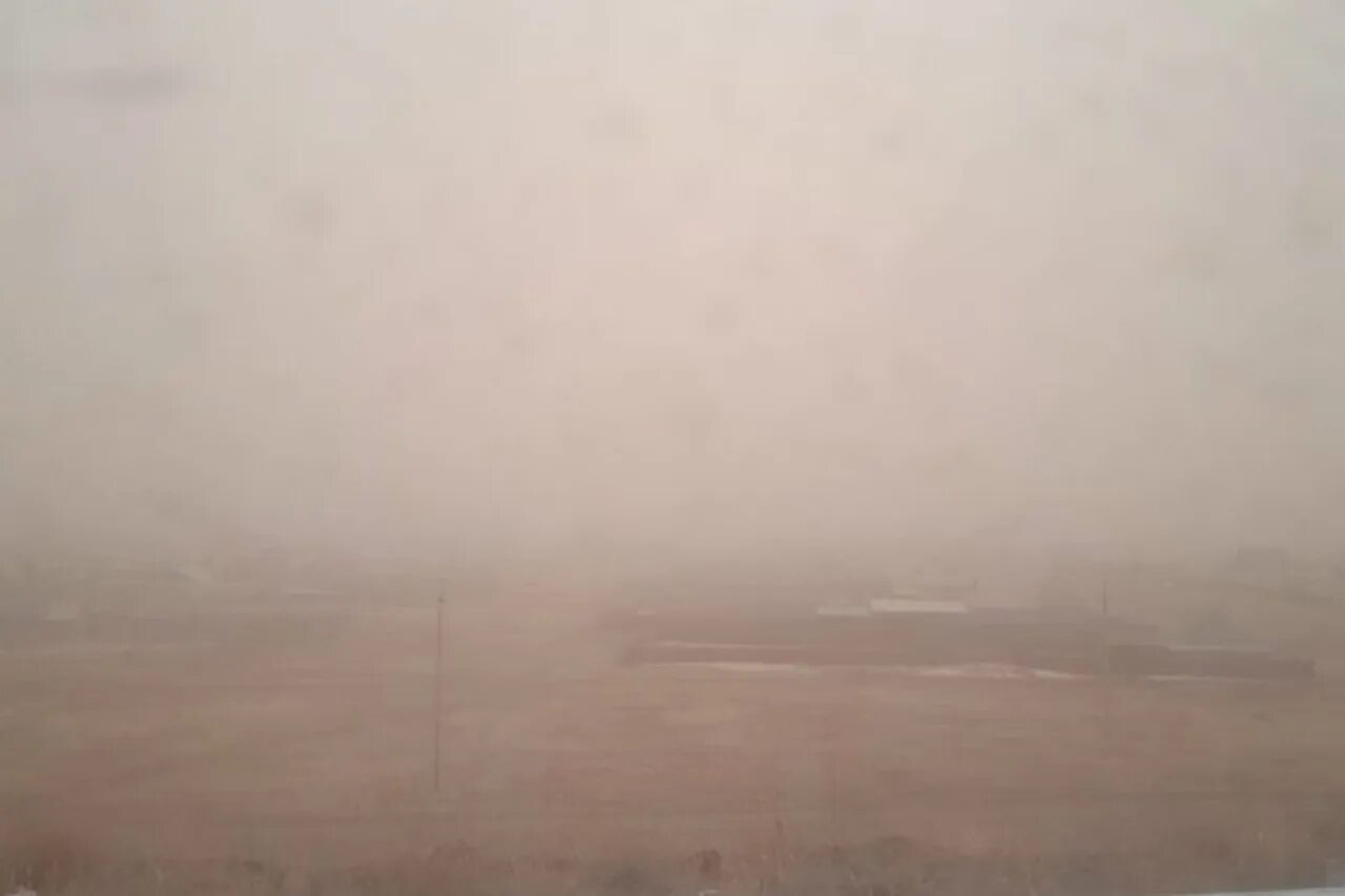 Песчаная буря. Песчаная буря в Монголии. Пыль. Снежная буря в Монголии. В воздухе висит пыль
