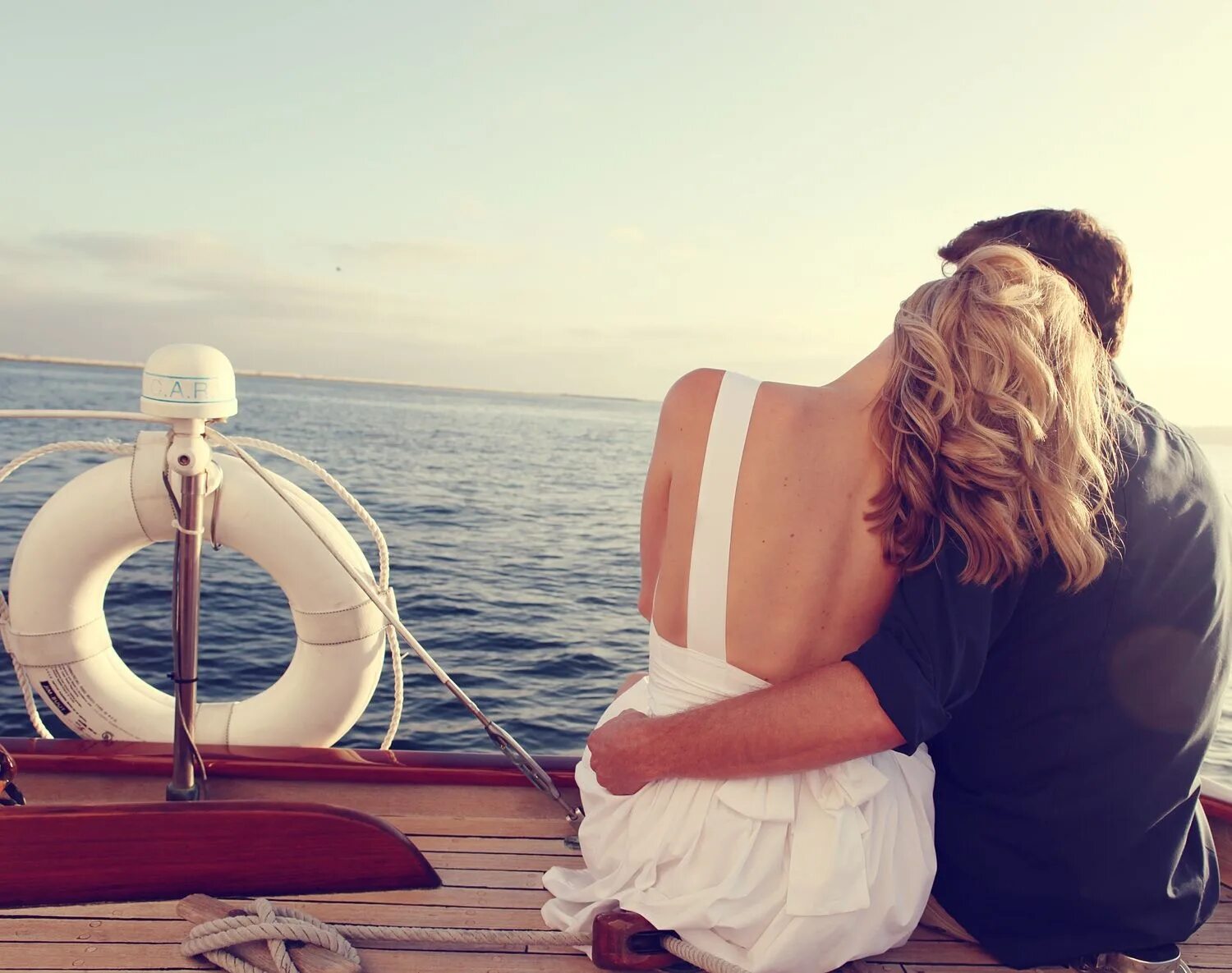 Лежал на палубе. Влюбленные на корабле. Влюбленная пара на корабле. Любовь на яхте. Мужчина и женщина на корабле.