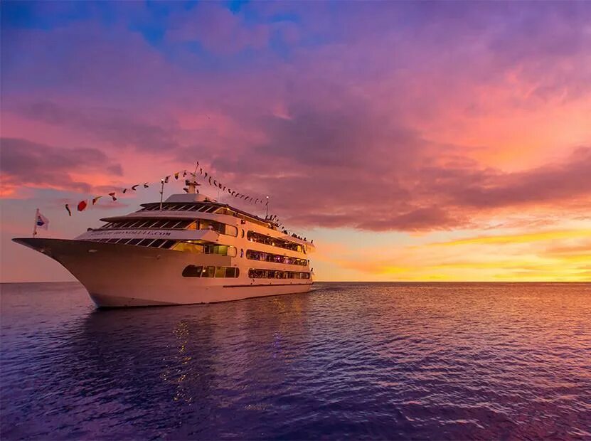 Fashion fantasy sunset cruise. Лайнер на закате. Изображение круизного лайнера на закате. Fashion fantasy sunset cruise. Лайнер на закате.