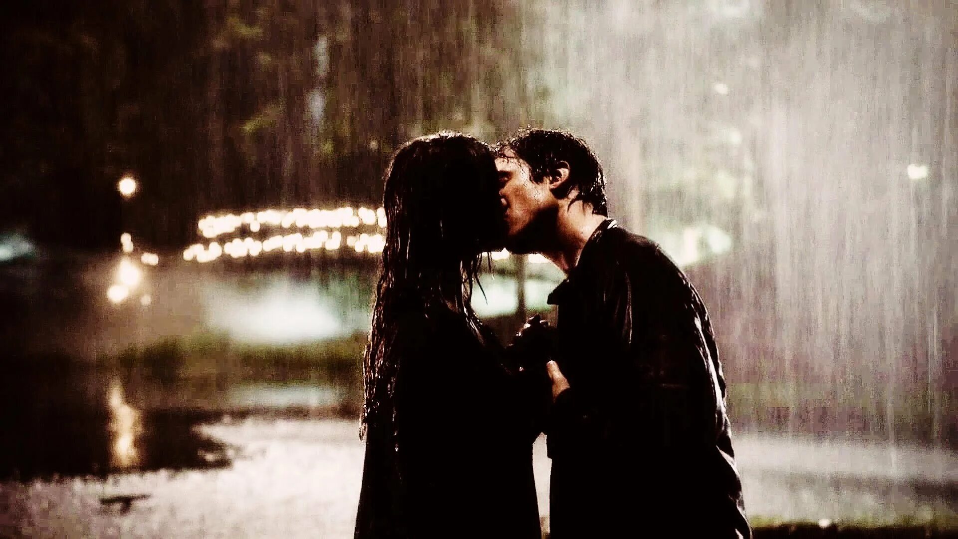 Damon elena. Дневники вампира поцелуй Деймона и Елены под дождем.