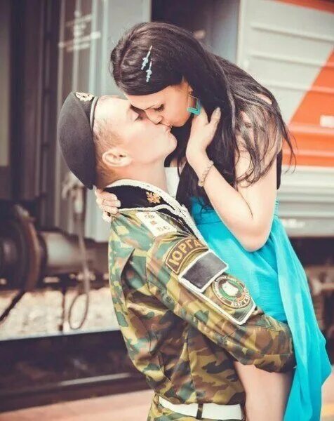 Девушка и парень в форме. Встреча солдата. дембель девушка солдата. дембель с девушкой. парень в форме с девушкой.