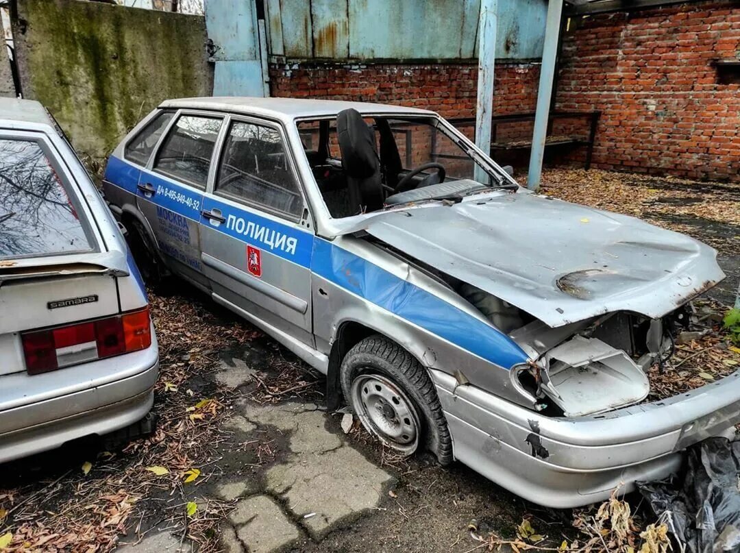 Полицейский разбивает машину. Списанные автомобили полиции. Списанные милицейские машины. Заброшенные машины полиции. Кладбище милицейских машин.