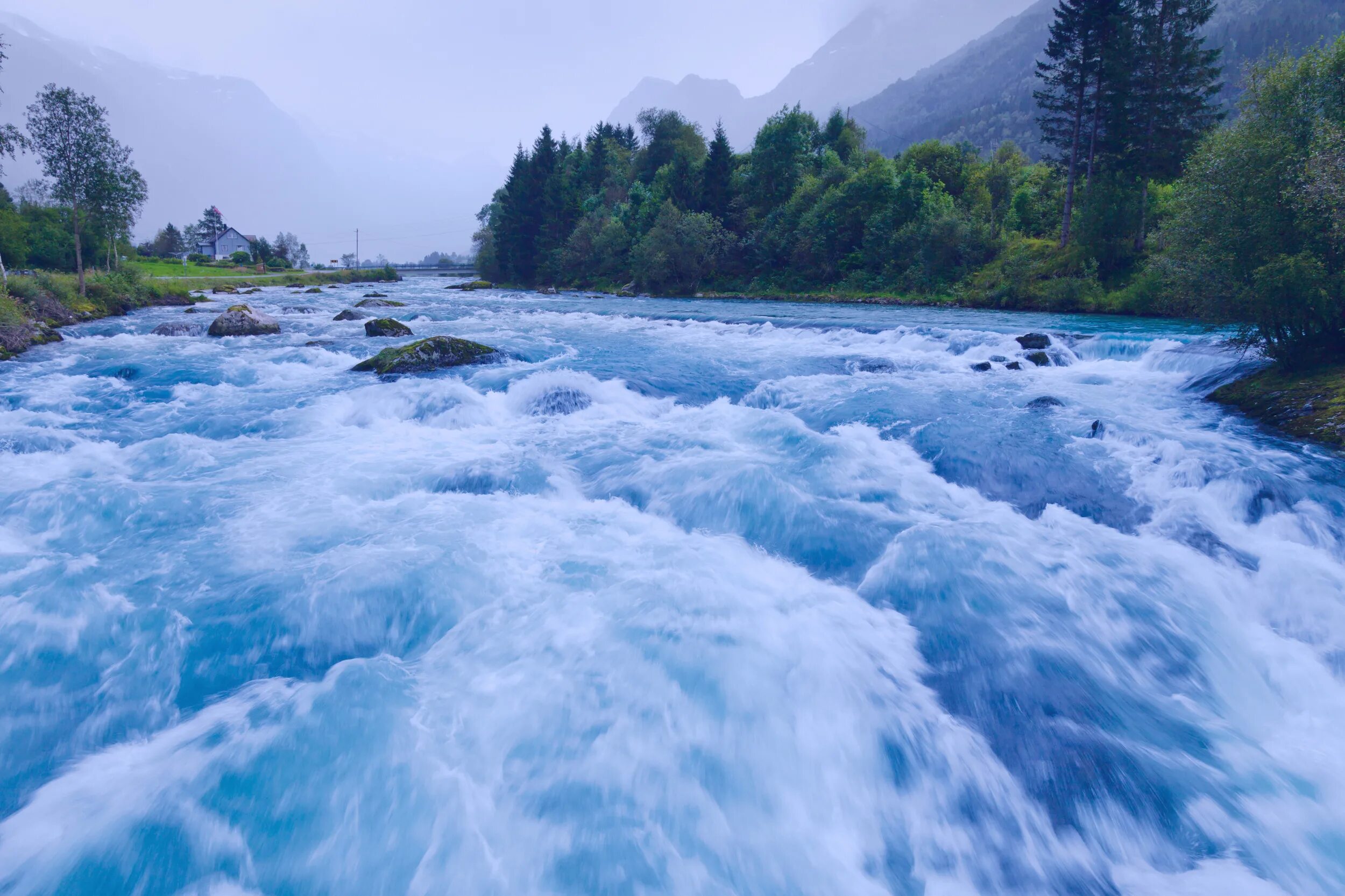 Потоки воды неслись по усыпанному. Горная Бурлящая река. Бурная река. Бурная Горная река. Поток горной реки.