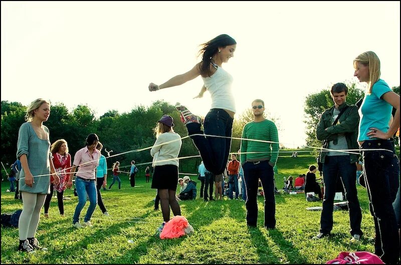 дворовые игры классики. детские дворовые игры. дворовые игры нашего детства ссср картинки. детские дворовые игры. дети играют во дворе.