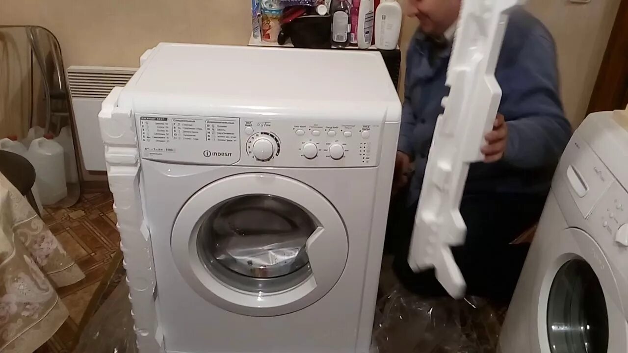 Стиральных машин индезит дому. Стиральная машина Indesit e2sd 1160a b. Стиральная машинка Индезит wiul103. Распаковка стиральной машины Индезит. Стиральная машина Indesit 2000.