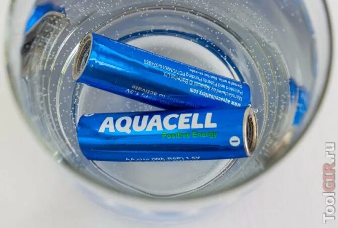 Сбежал с помощью батареек и соли. Водоворот в стакане с помощью батарейки. Сбежал с помощью батареек и соли. Батарейка и фольга огонь. Рисуем по металлу с помощью батарейки питания от ноутбука.