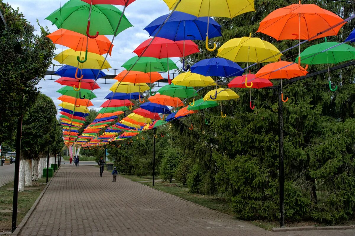 Зонтик и т и. Томск Горсад зонтики. Разноцветные зонтики. Парк с зонтиками. Улица с зонтиками.