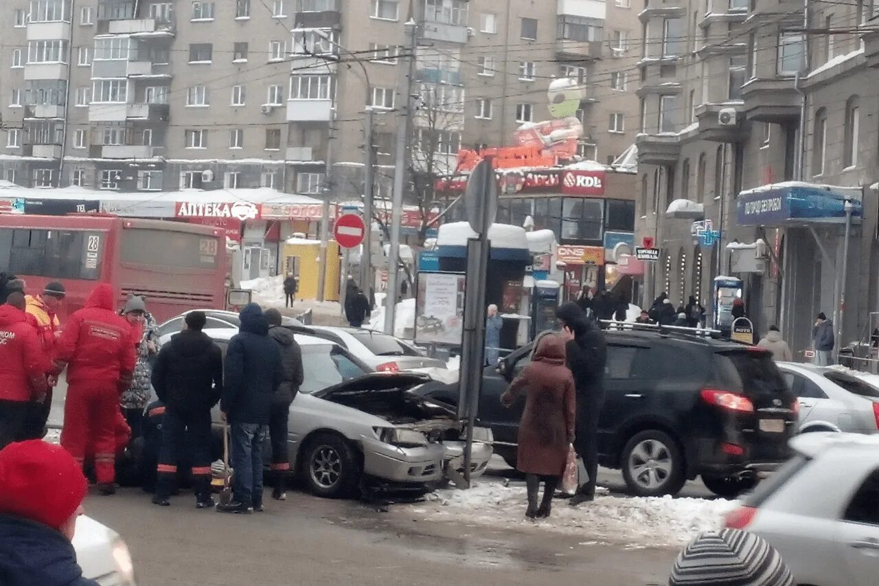 Происшествия новосибирск вчера и сегодня. Авария на пл Калинина Новосибирск. ДТП площадь Калинина Новосибирск сегодня.