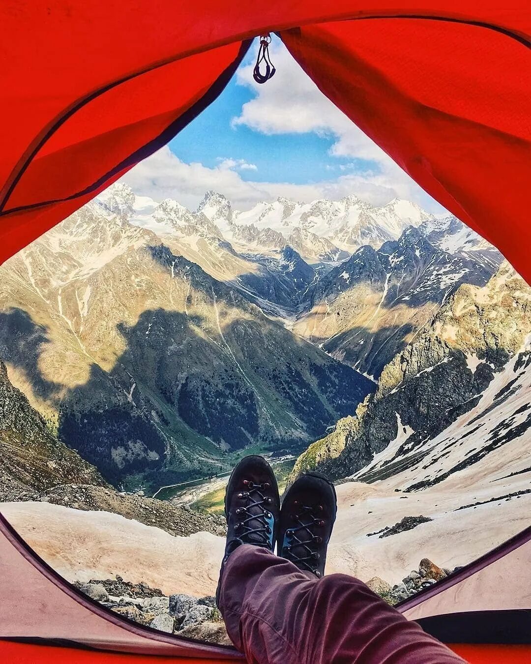 Рука друга горы. Гора Эльбрус. Вид из палатки. Красивый вид из палатки. Вид из палатки на горы.