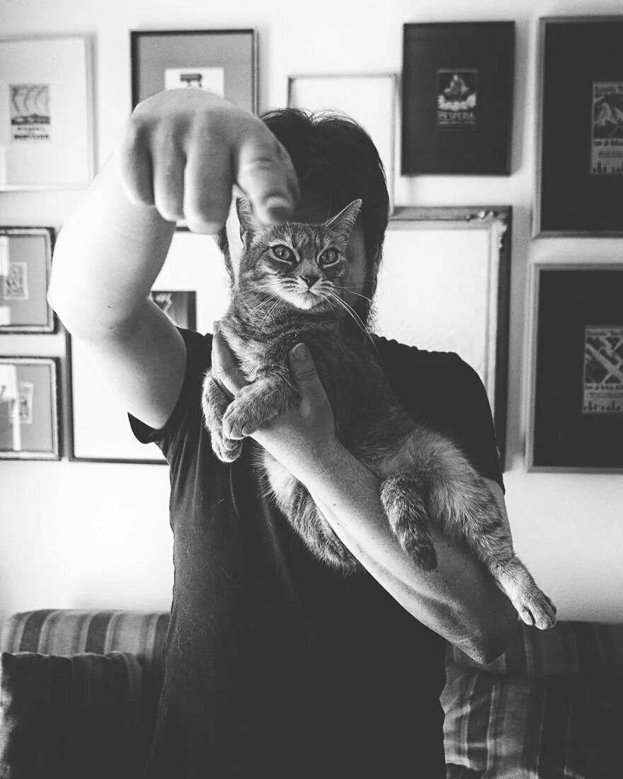 Чувак кот. Мужчина с котом. брутальные коты. брутальный мужчина с котом. парень с котенком.