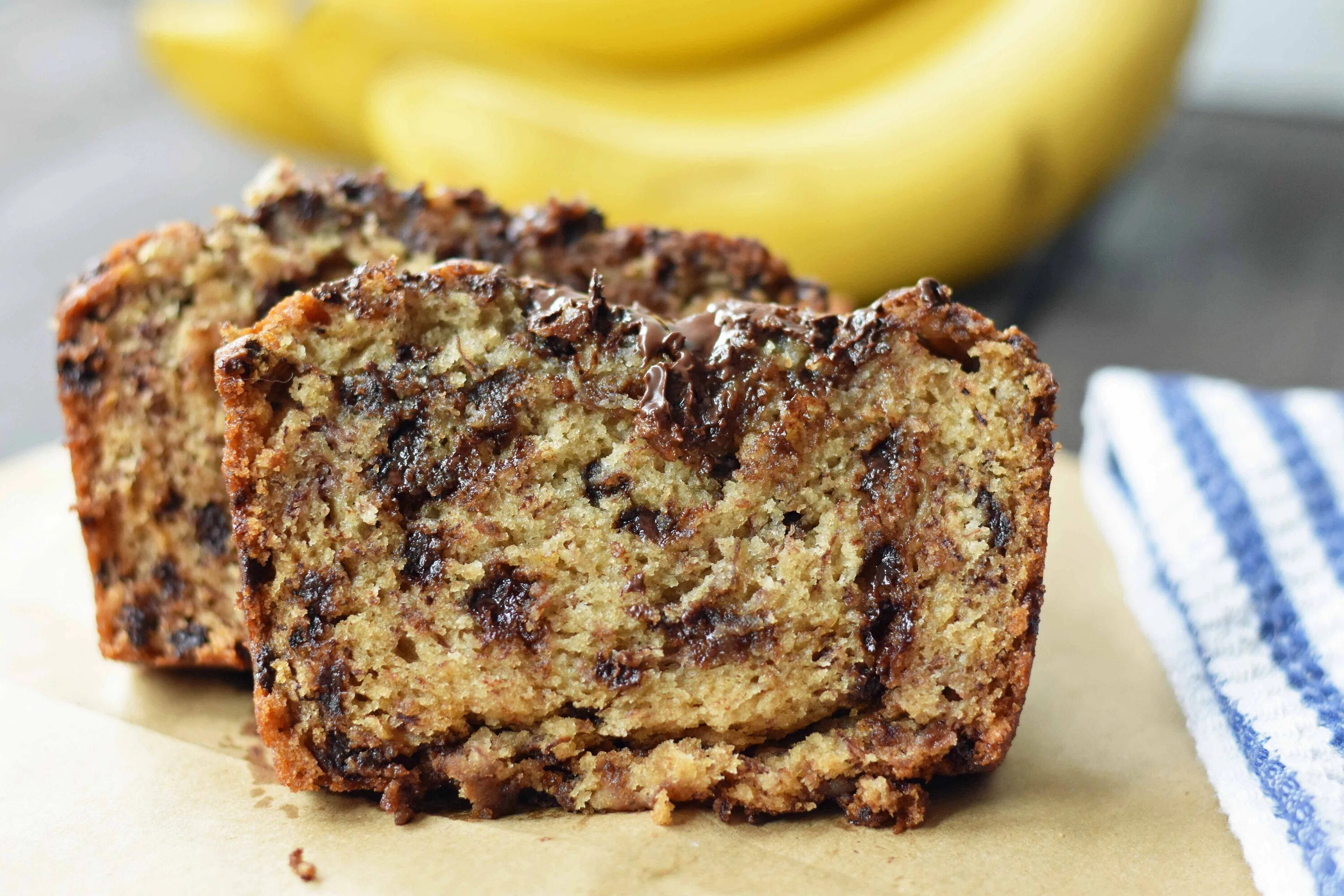 Простой банановый кекс. Banana chocolate chip bread. банановый хлеб с шоколадной крошкой. банановый хлеб с шоколадом. банановый хлеб в духовке.