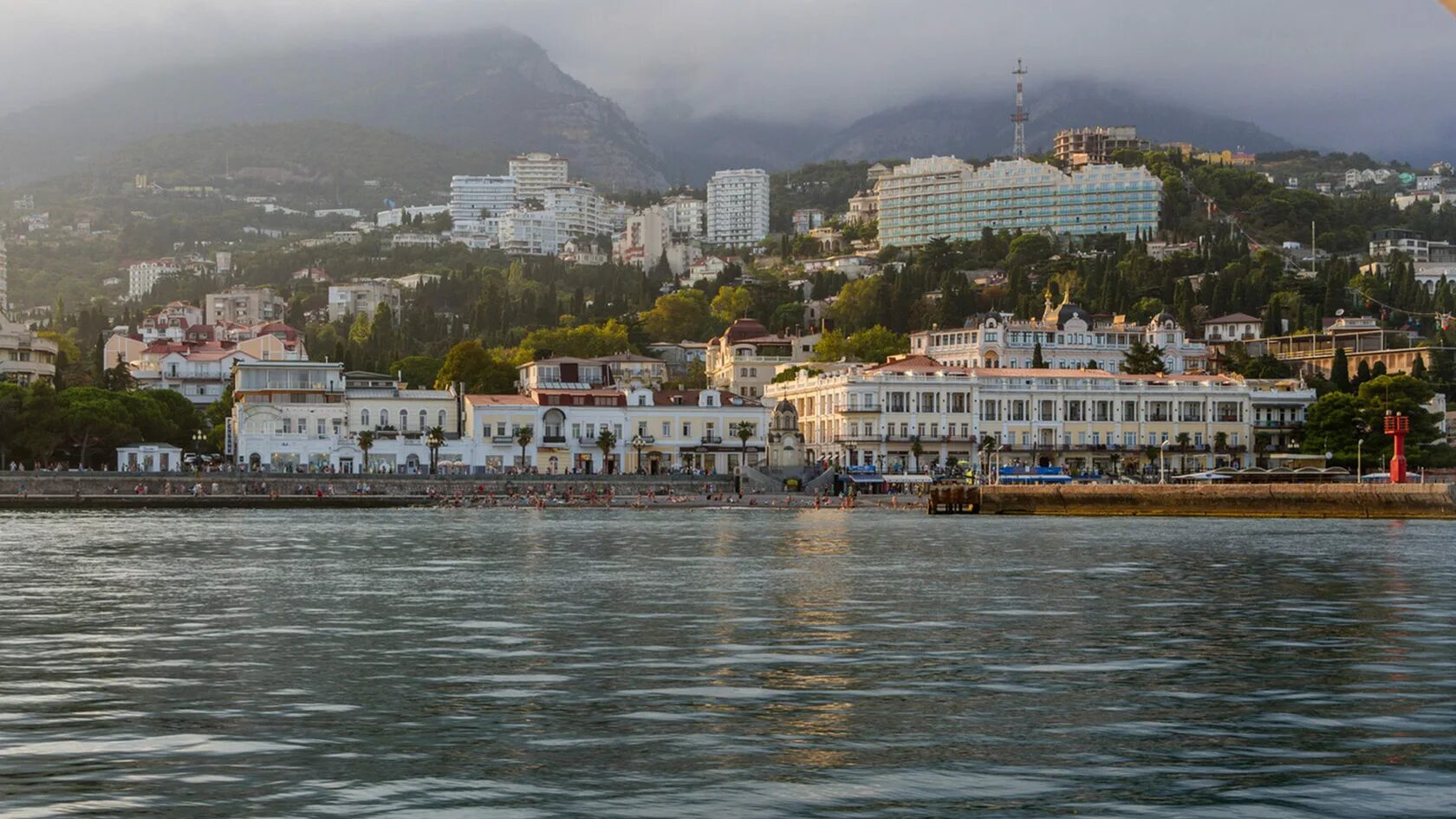 Ялта особенности города. Набережная имени Ленина Ялта. Ялтинская набережная панорама. Ялта море набережная. Ялтинская набережная Крым.