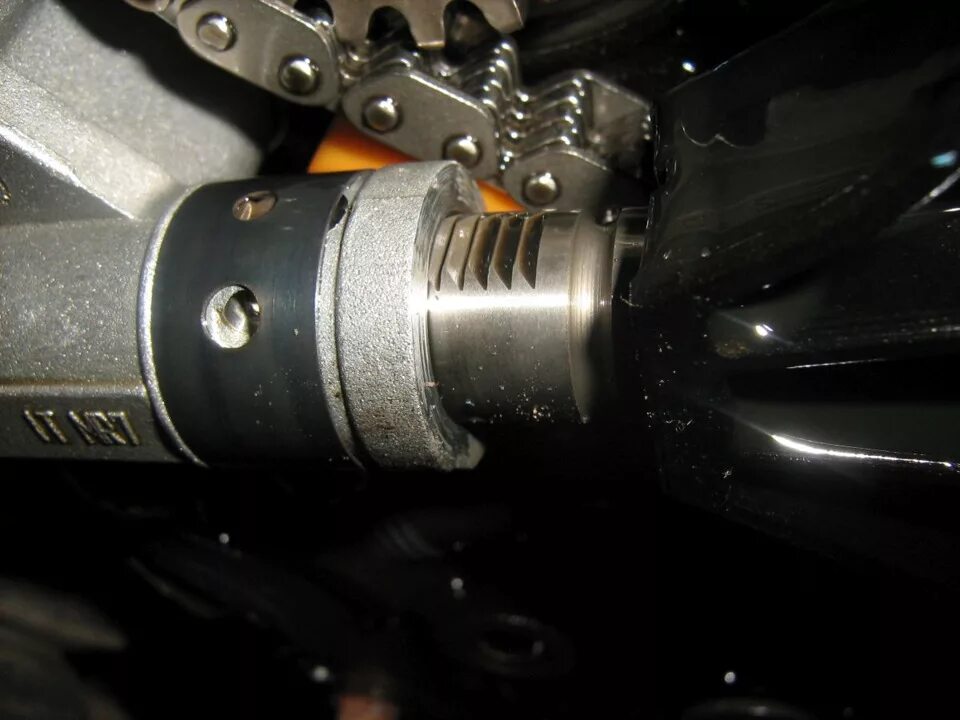 Натяжение цепи 1.8 tsi. Натяжитель цепи шкода 1.8 турбо. 1.8 tsi cdab натяжитель цепи. натяжитель цепи фольксваген тигуан 2.0 tsi.