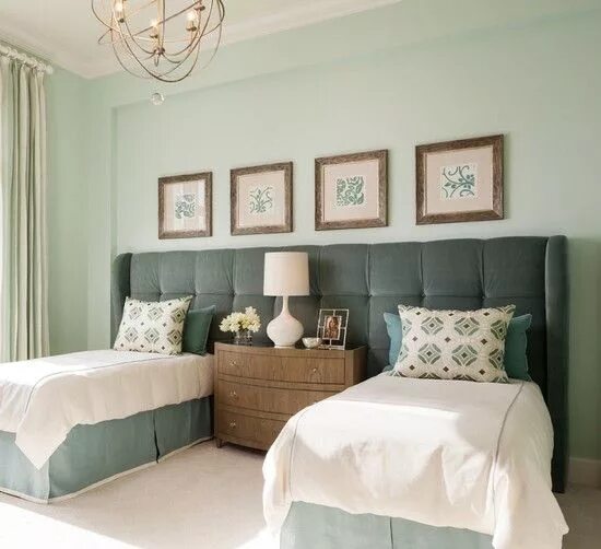 Дизайн спальни с односпальными кроватями New Home Interior Design: Stylish Country Bedroom Small guest bedroom, Bedroom d