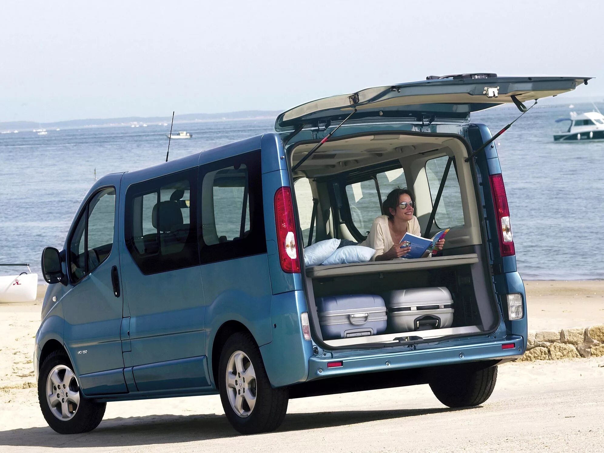 Фото трафик. Минивэн Рено трафик 2020. Renault Trafic 2 поколение. Рено трафик 2006. Рено трафик 4 поколения.