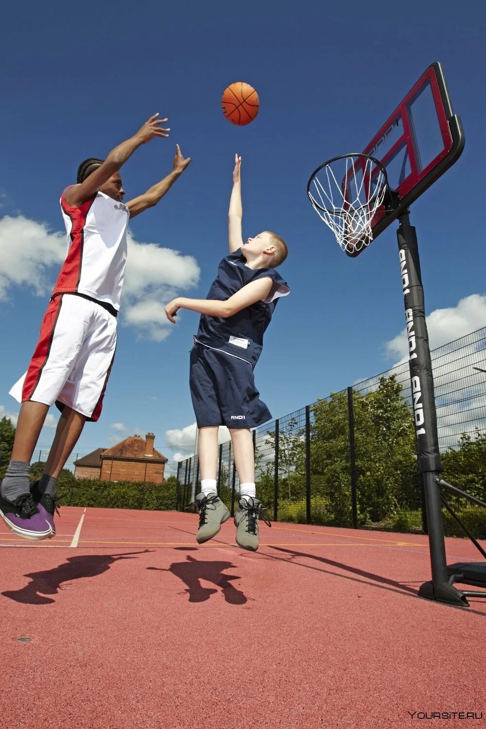 Баскетбол. Спортивные игры баскетбол. Детский баскетбол. Человек играющий в баскетбол.