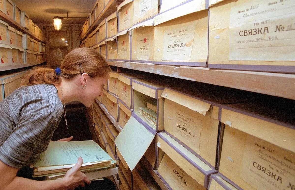 Комплектование архива документами. Архивный фонд. Дела в архиве. Освещение в архиве.