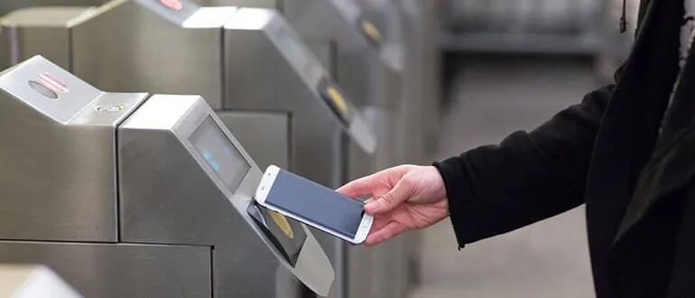 Оплата метро телефоном. Виртуальную «тройку» на турникетах. Технологии NFC В мобильном приложении «метро Москвы». Оплата картой в метро. Новые турникеты в электричках.