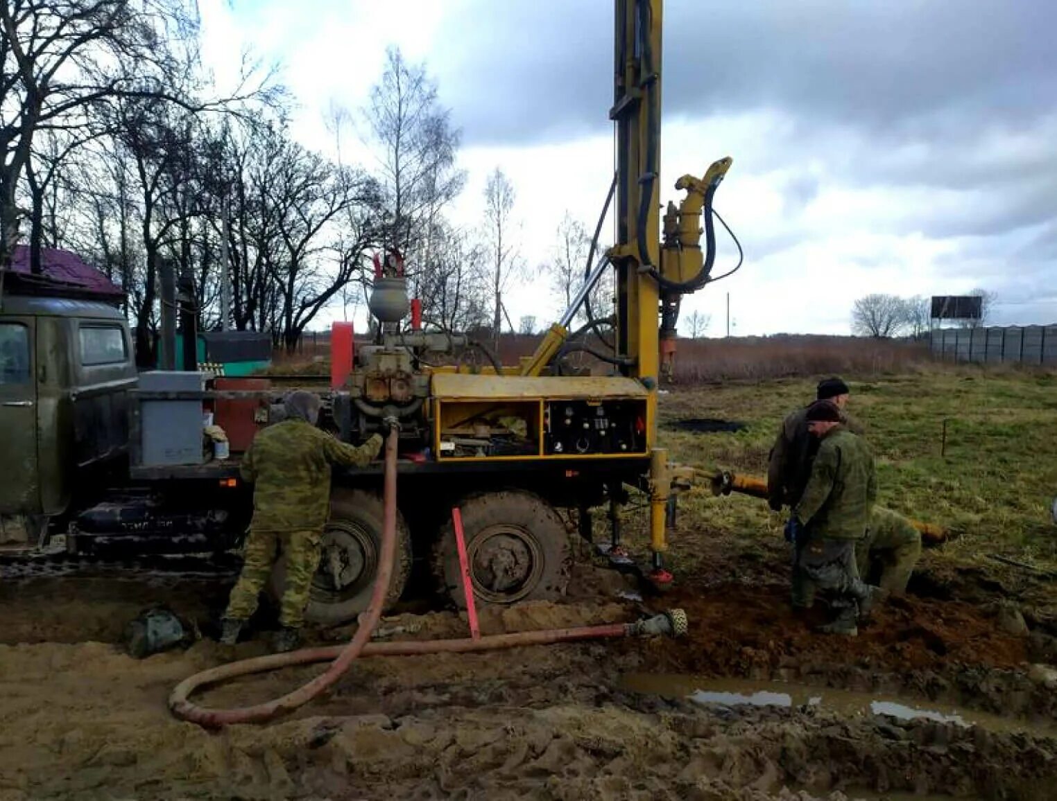 Скважина в перми. Бурение скважин на 100 метров воду. МОСВОДОСТРОЙ бурение скважин. Бурение артезианских скважин. Буровая скважина на воду.