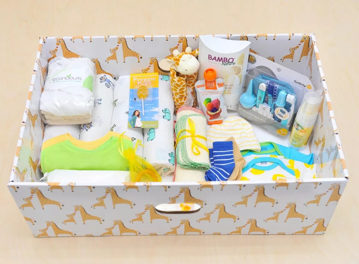 Финская коробка для новорожденных. Коробка с подарками для новорожденного. Коробка для новорожденных 2024. Собянинский набор для новорожденных 2023. Коробки для сна для новорожденных.