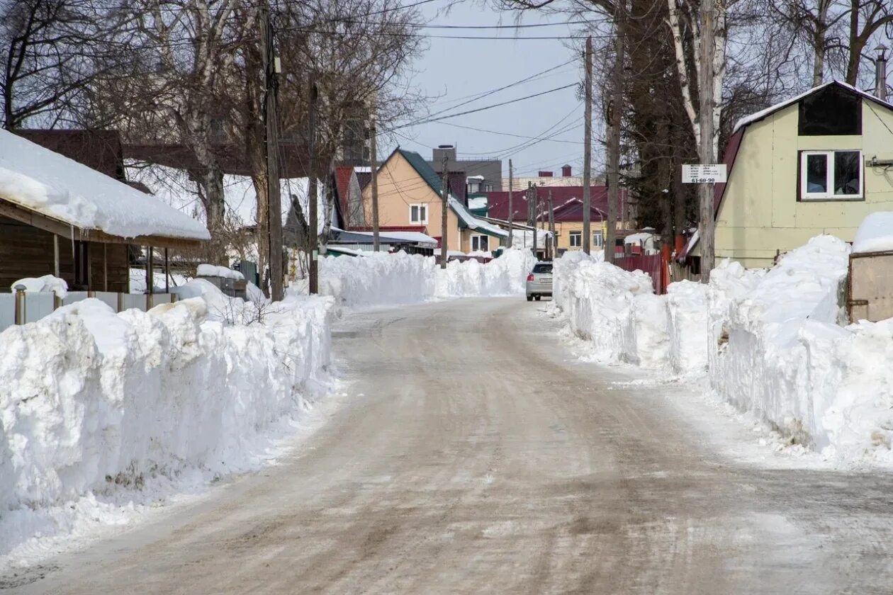 Сектор южно сахалинск. Снег на Сахалине. Сугроб на Сахалине частный сектор. Снегопад на Сахалине сейчас. Дорога после циклона Сахалин.