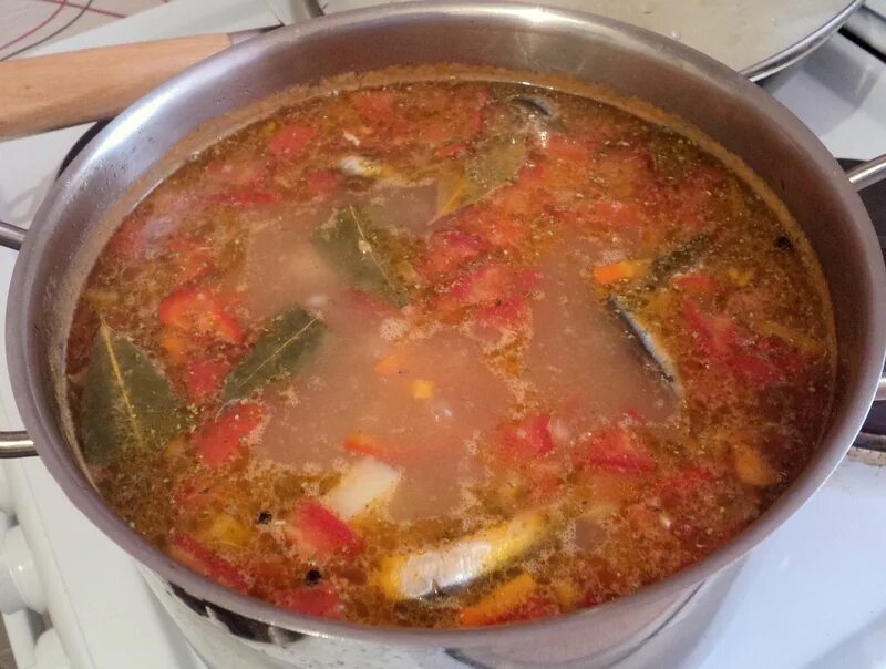Суп в кастрюле. Готовый суп в кастрюле. Суп из консервы рыбной в томате. Рыбный суп из консервов килька в томате. Из каких консервов варят суп