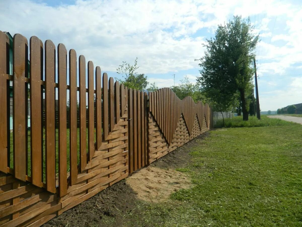 Межучастковый забор. Деревянный забор. Красивый деревянный забор. Деревянные заборы и ограждения. Забор на соседском участке