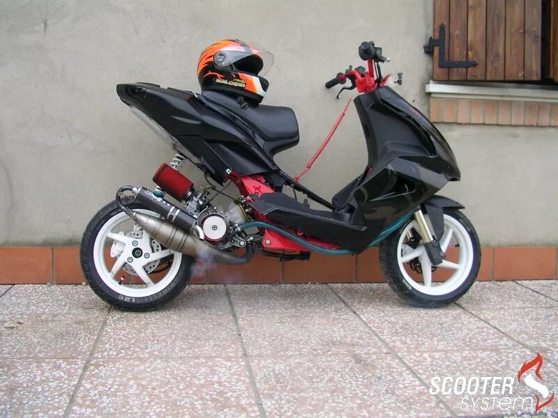 Скутеры 2т купить. Aprilia SR 50. Aprilia sr50r. Aprilia SR 50 2 кузов. Априлия ср 50 3 кузов.