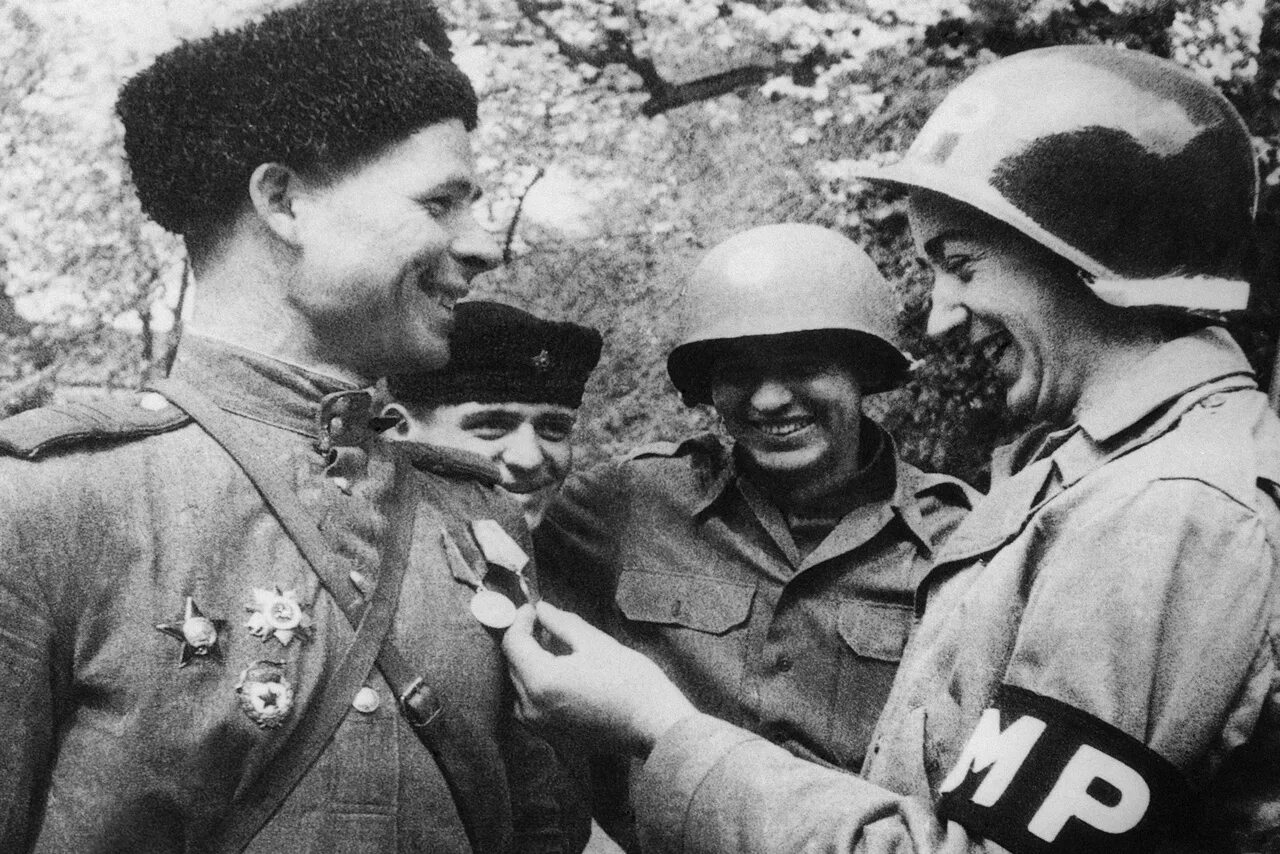 Встреча союзников на Эльбе (25 апреля 1945. Эльба 1945. Солдаты СССР И США встреча на Эльбе. Встреча советских и американских войск на Эльбе в 1945.