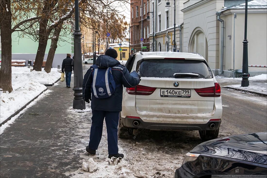 Гражданин сидоров припарковал свой автомобиль на детской. Сотрудник Мади. Фоткают машины припаркованные. Убили сотрудника Мади в Москве.