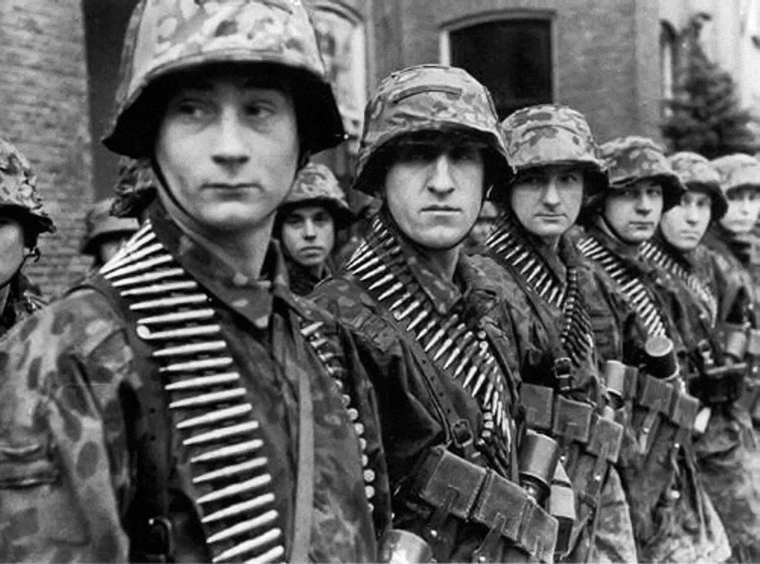 Фашистские отряды. Солдаты Waffen SS. Waffen SS (войска СС).. Ваффен СС Нормандия 1944. Солдат дивизии СС Райх.